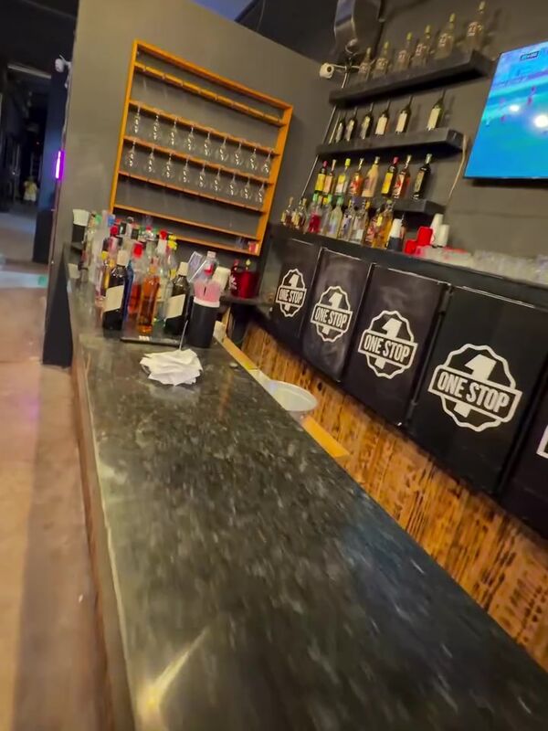 Balcão do bar com prateleira de destilados