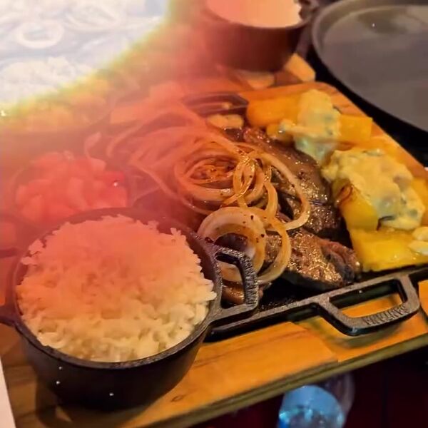 Carne na chapa com arroz e anéis de cebola