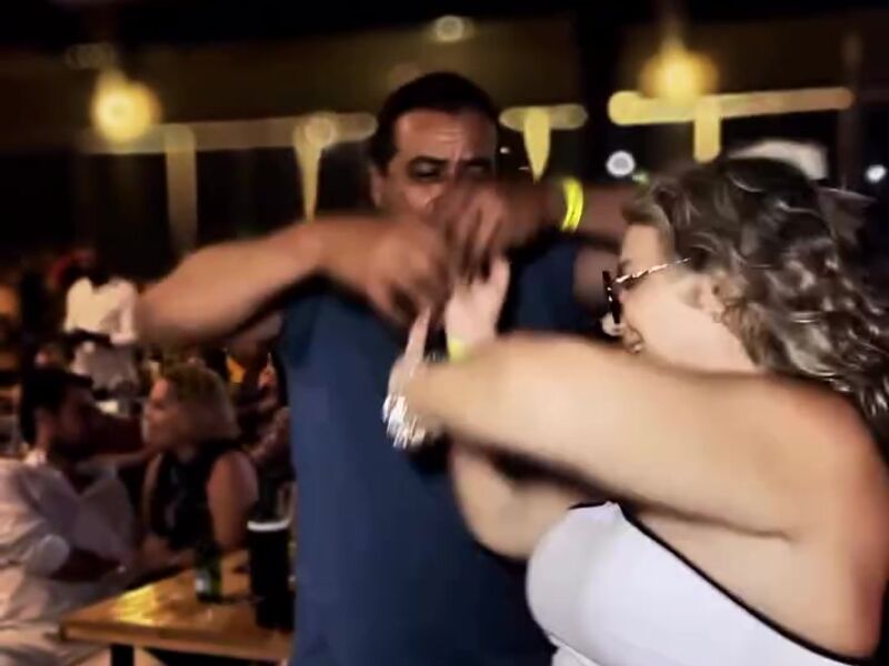 Casal dançando durante o show